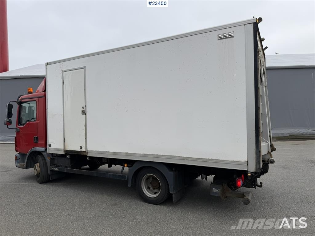 MAN TGL 8.220 4x2 box truck with a 2-ton lift Camiones con caja de remolque