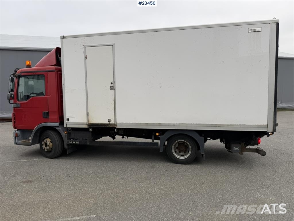 MAN TGL 8.220 4x2 box truck with a 2-ton lift Camiones con caja de remolque