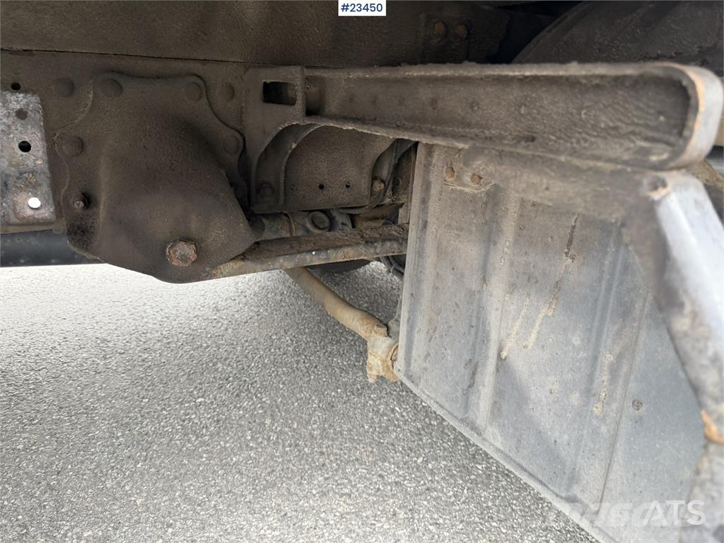 MAN TGL 8.220 4x2 box truck with a 2-ton lift Camiones con caja de remolque