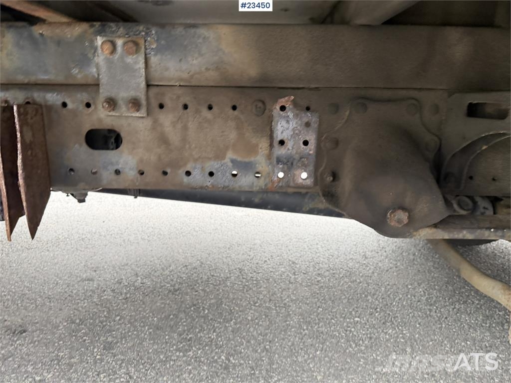MAN TGL 8.220 4x2 box truck with a 2-ton lift Camiones con caja de remolque