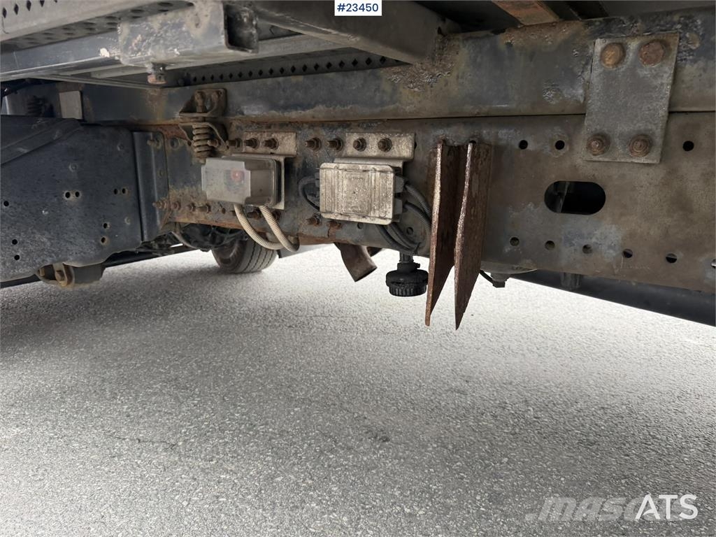 MAN TGL 8.220 4x2 box truck with a 2-ton lift Camiones con caja de remolque
