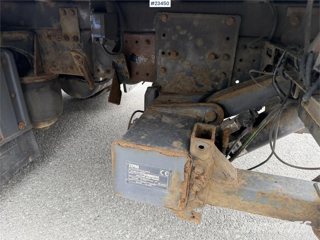 MAN TGL 8.220 4x2 box truck with a 2-ton lift Camiones con caja de remolque