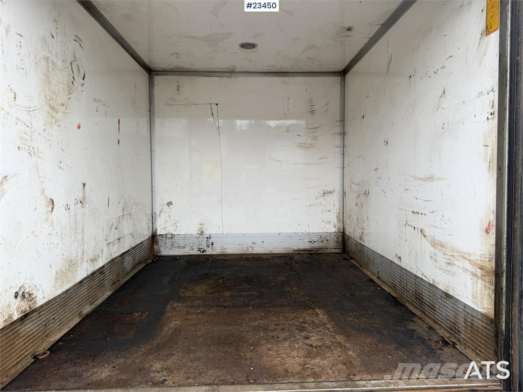 MAN TGL 8.220 4x2 box truck with a 2-ton lift Camiones con caja de remolque