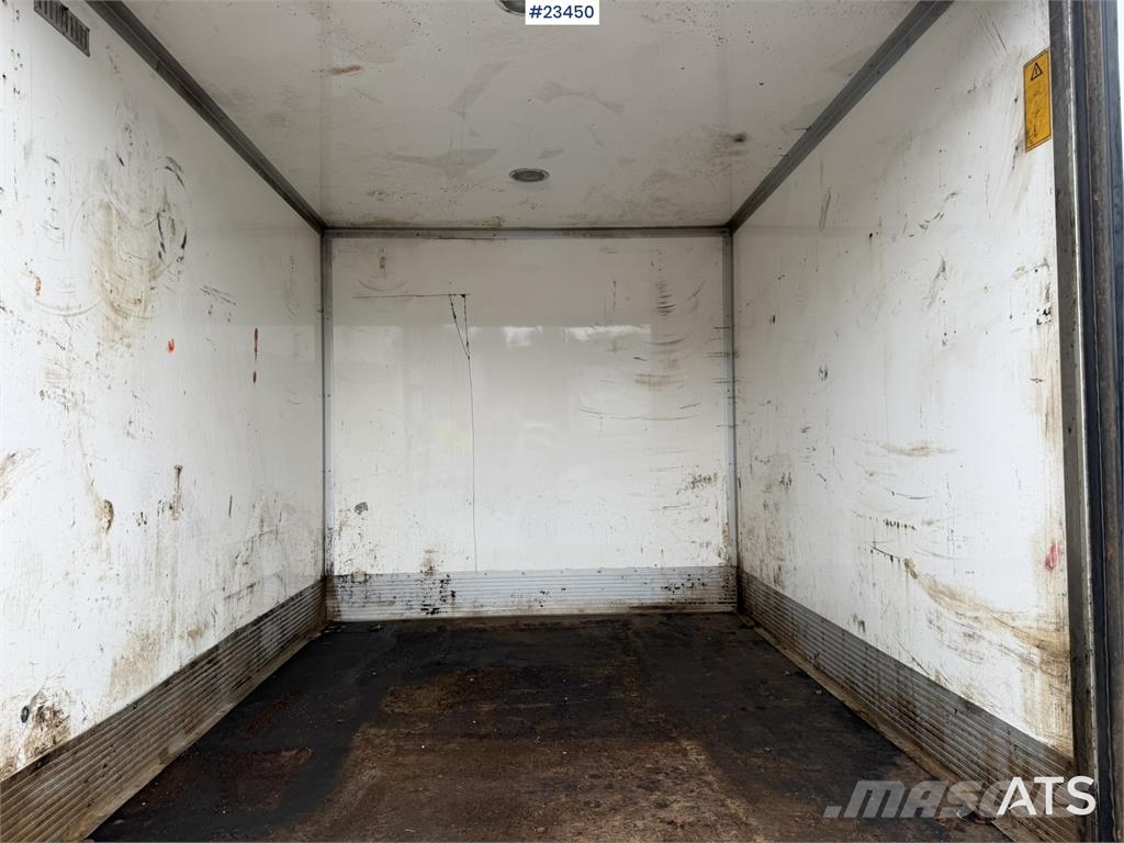 MAN TGL 8.220 4x2 box truck with a 2-ton lift Camiones con caja de remolque