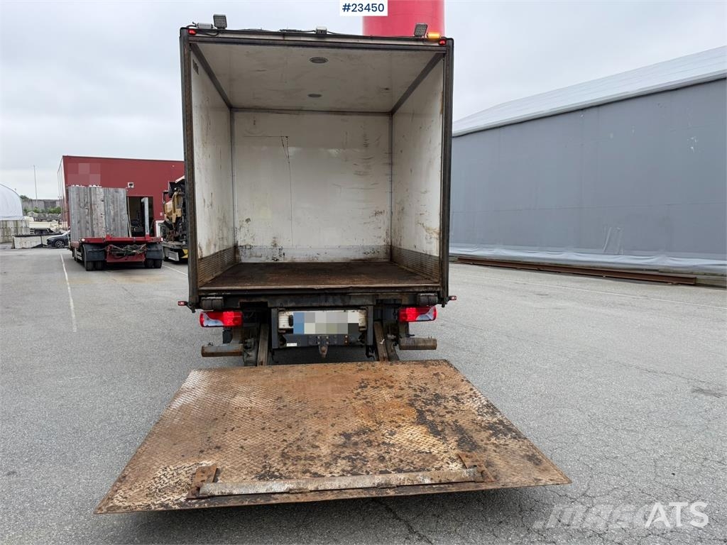 MAN TGL 8.220 4x2 box truck with a 2-ton lift Camiones con caja de remolque