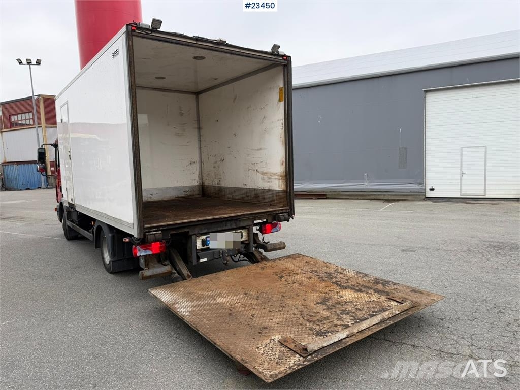 MAN TGL 8.220 4x2 box truck with a 2-ton lift Camiones con caja de remolque