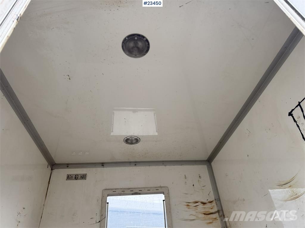 MAN TGL 8.220 4x2 box truck with a 2-ton lift Camiones con caja de remolque