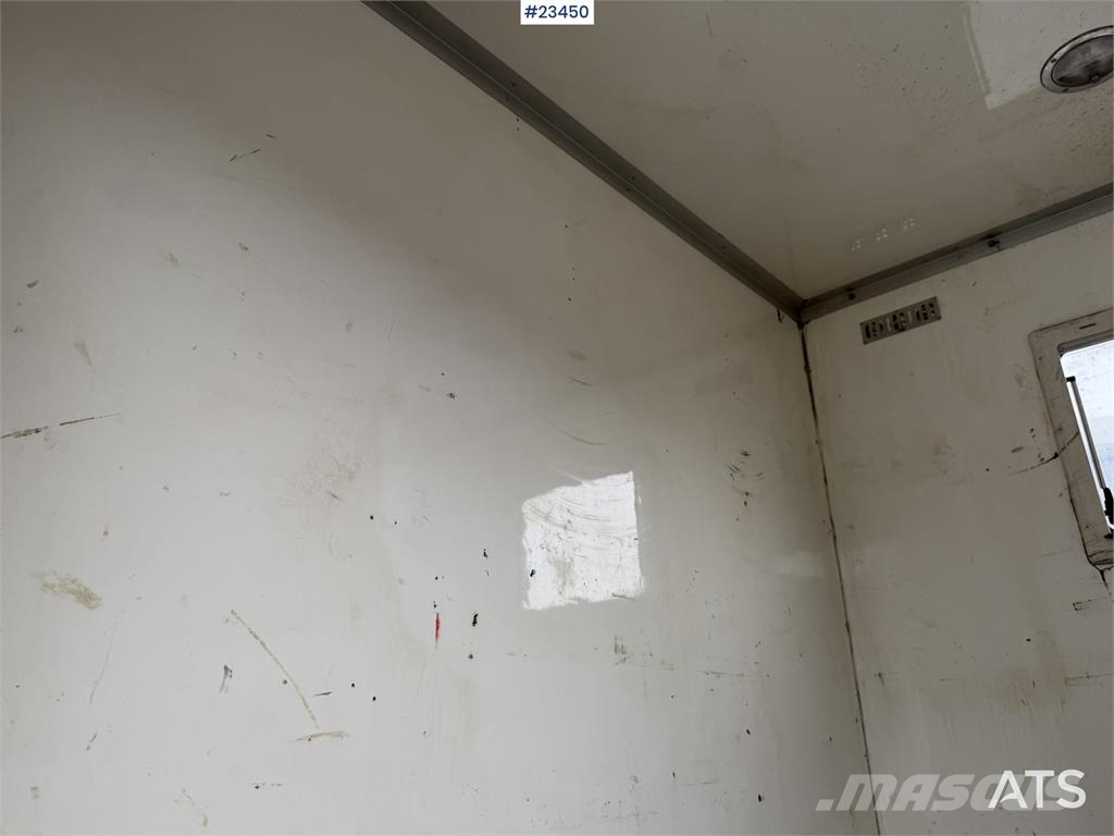MAN TGL 8.220 4x2 box truck with a 2-ton lift Camiones con caja de remolque