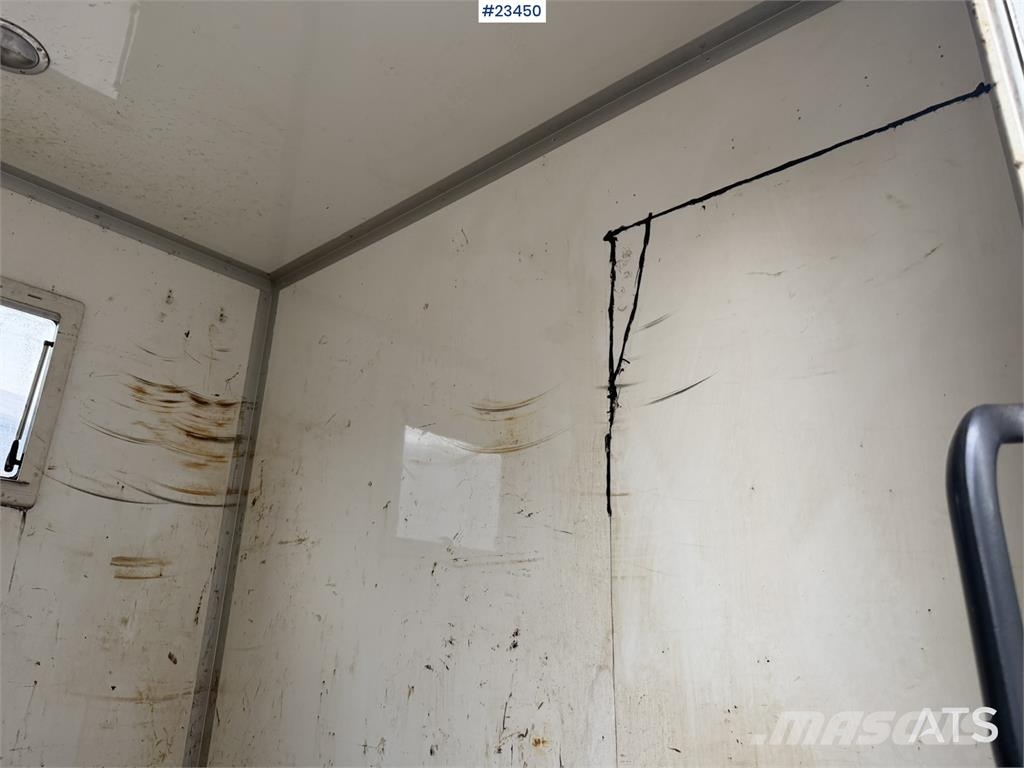 MAN TGL 8.220 4x2 box truck with a 2-ton lift Camiones con caja de remolque