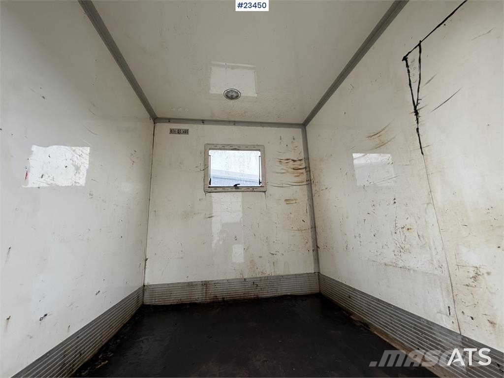 MAN TGL 8.220 4x2 box truck with a 2-ton lift Camiones con caja de remolque