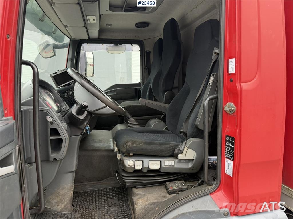 MAN TGL 8.220 4x2 box truck with a 2-ton lift Camiones con caja de remolque