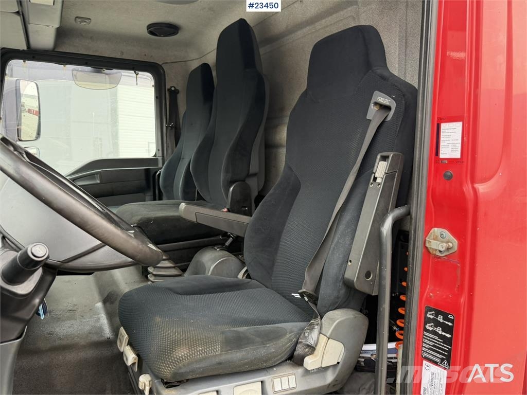 MAN TGL 8.220 4x2 box truck with a 2-ton lift Camiones con caja de remolque
