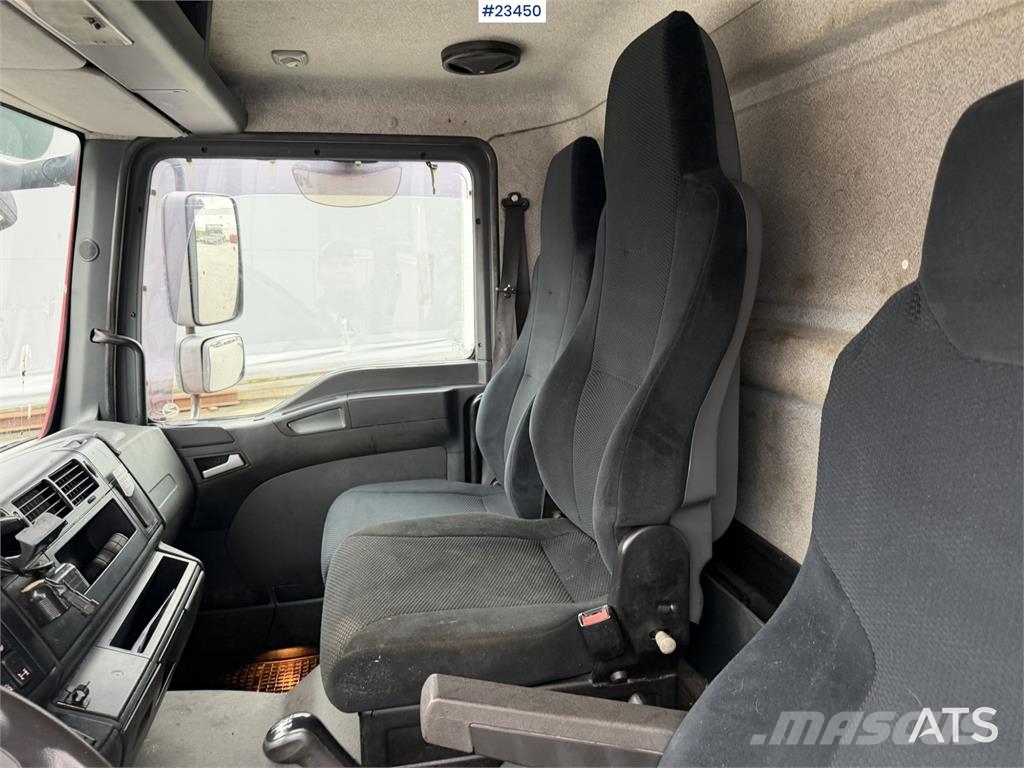 MAN TGL 8.220 4x2 box truck with a 2-ton lift Camiones con caja de remolque