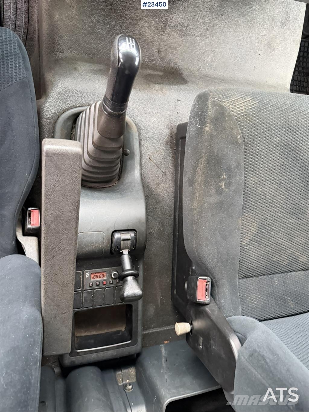 MAN TGL 8.220 4x2 box truck with a 2-ton lift Camiones con caja de remolque