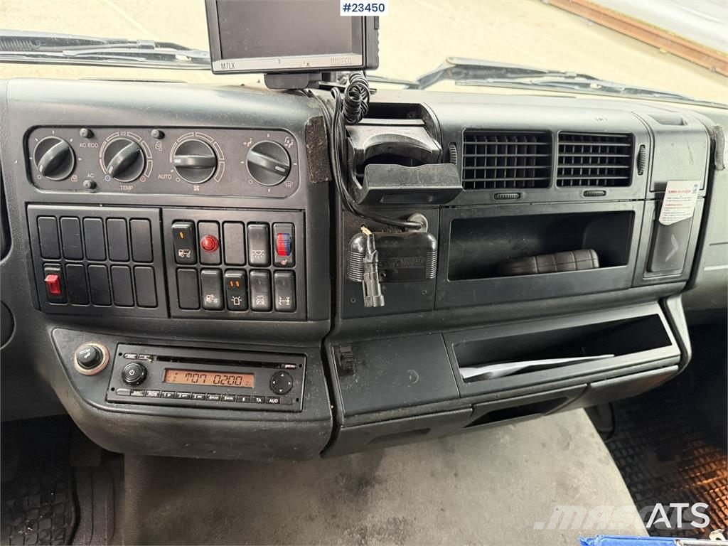 MAN TGL 8.220 4x2 box truck with a 2-ton lift Camiones con caja de remolque