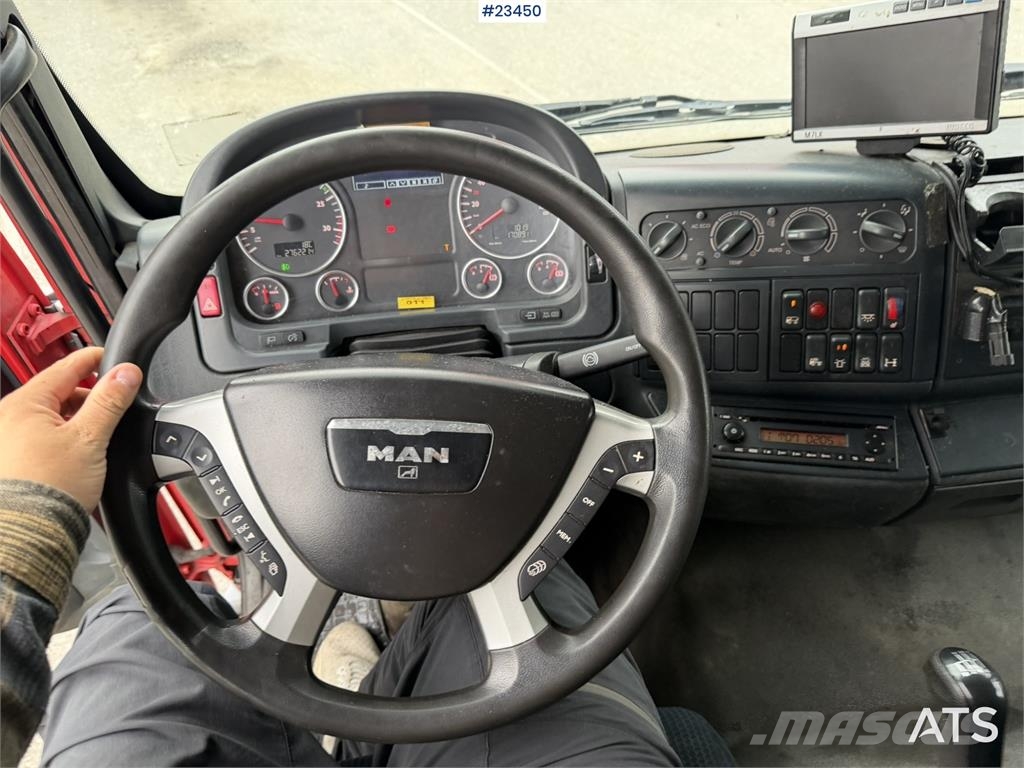 MAN TGL 8.220 4x2 box truck with a 2-ton lift Camiones con caja de remolque