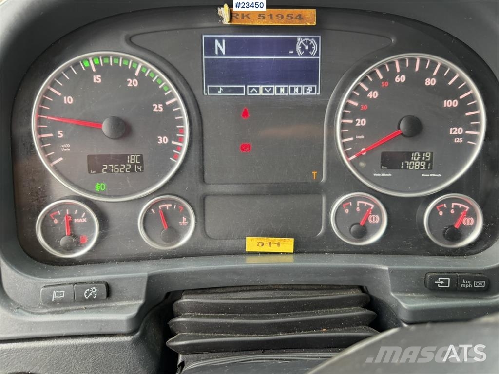 MAN TGL 8.220 4x2 box truck with a 2-ton lift Camiones con caja de remolque