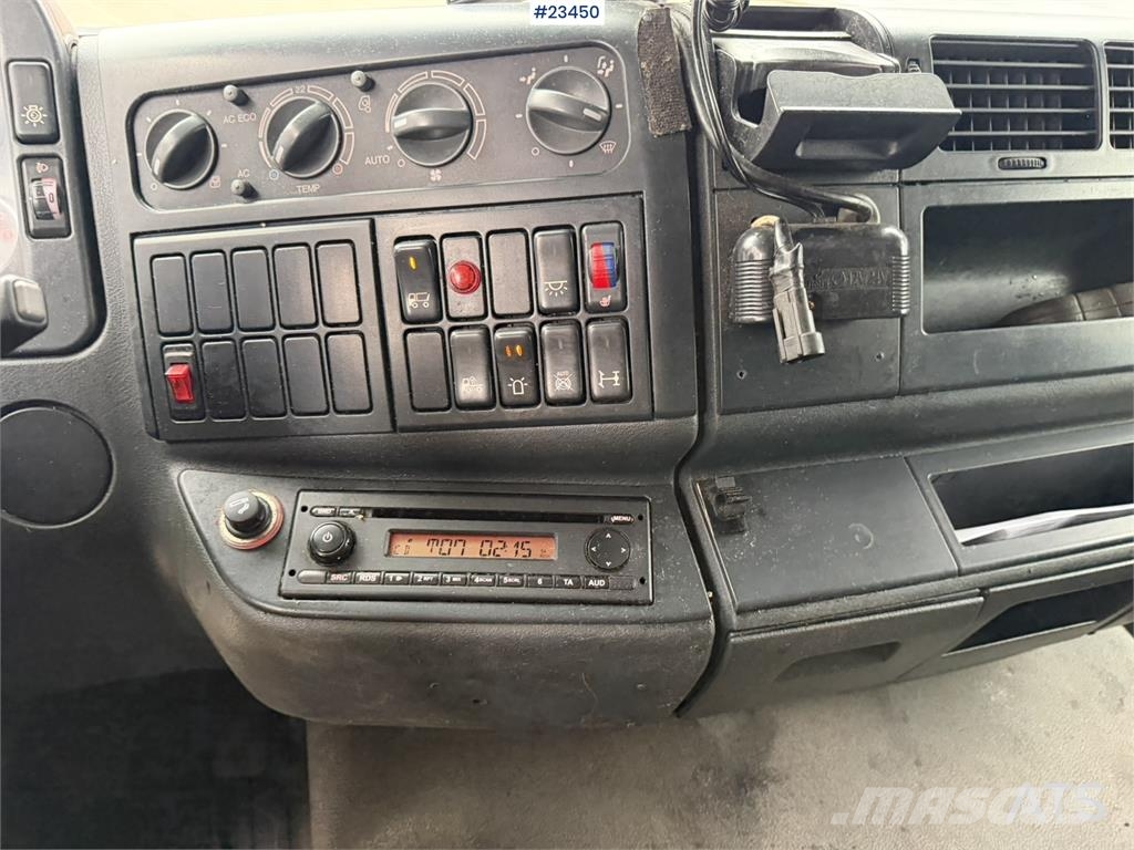 MAN TGL 8.220 4x2 box truck with a 2-ton lift Camiones con caja de remolque