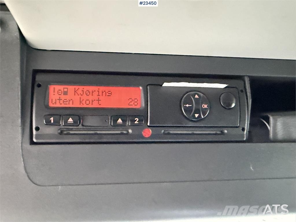 MAN TGL 8.220 4x2 box truck with a 2-ton lift Camiones con caja de remolque