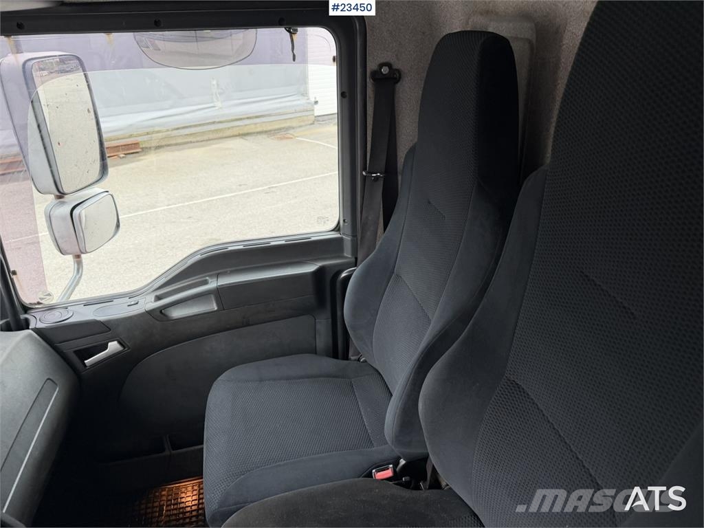 MAN TGL 8.220 4x2 box truck with a 2-ton lift Camiones con caja de remolque