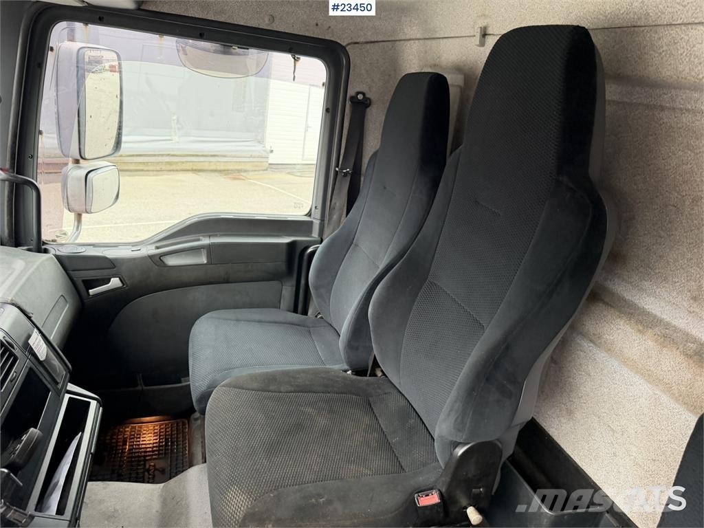 MAN TGL 8.220 4x2 box truck with a 2-ton lift Camiones con caja de remolque