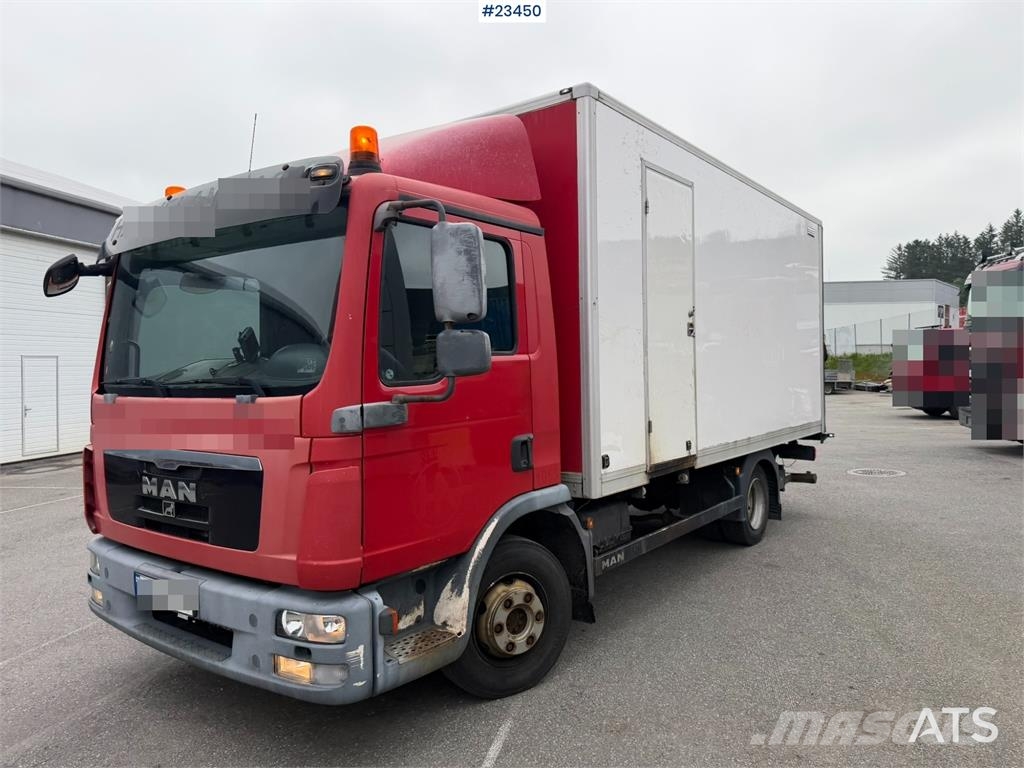 MAN TGL 8.220 4x2 box truck with a 2-ton lift Camiones con caja de remolque