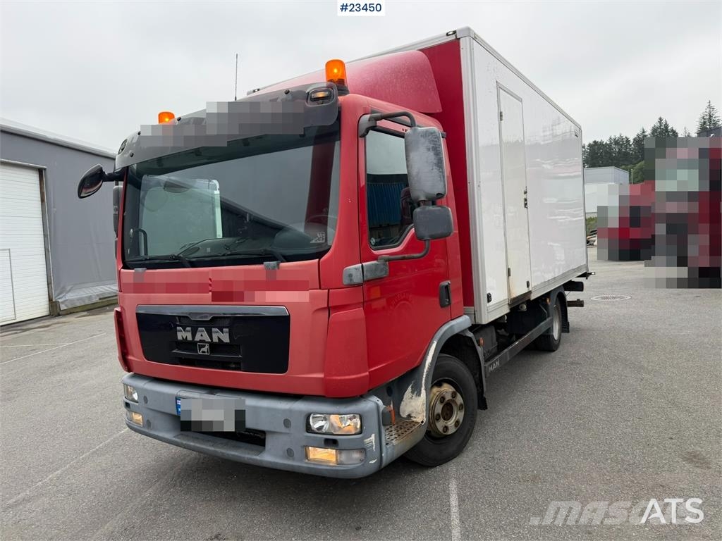 MAN TGL 8.220 4x2 box truck with a 2-ton lift Camiones con caja de remolque