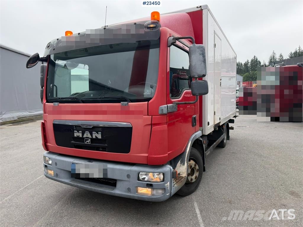 MAN TGL 8.220 4x2 box truck with a 2-ton lift Camiones con caja de remolque