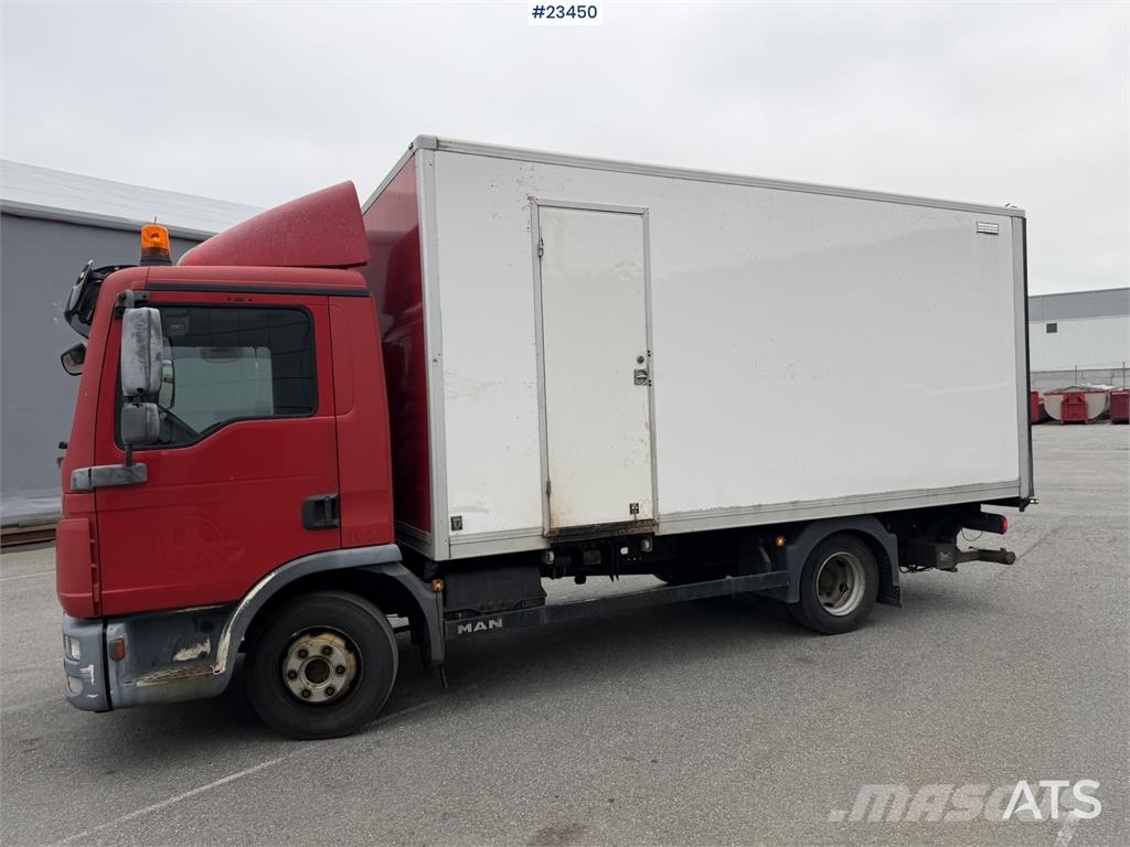 MAN TGL 8.220 4x2 box truck with a 2-ton lift Camiones con caja de remolque