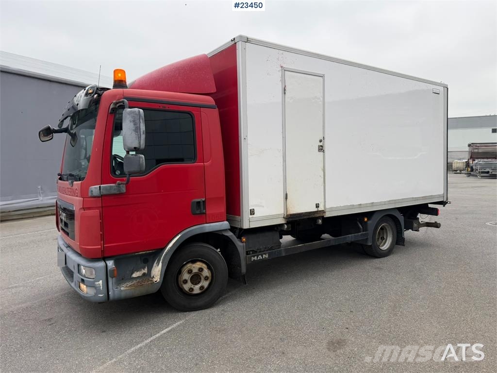 MAN TGL 8.220 4x2 box truck with a 2-ton lift Camiones con caja de remolque