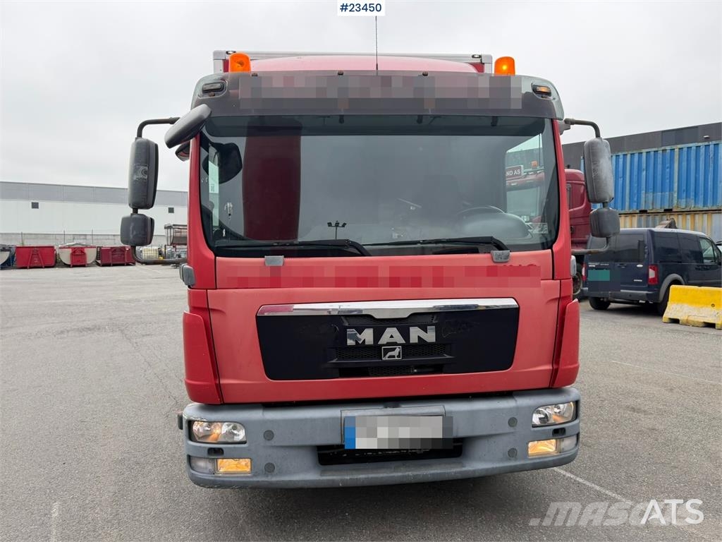 MAN TGL 8.220 4x2 box truck with a 2-ton lift Camiones con caja de remolque