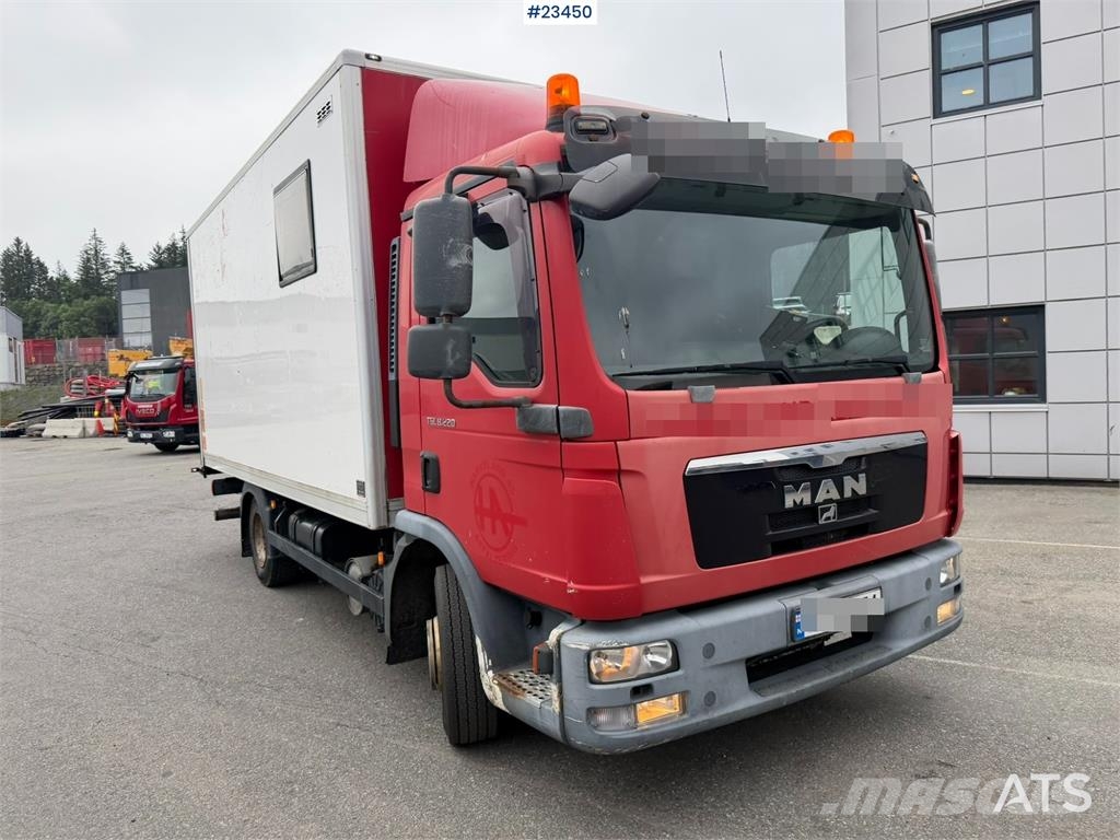 MAN TGL 8.220 4x2 box truck with a 2-ton lift Camiones con caja de remolque