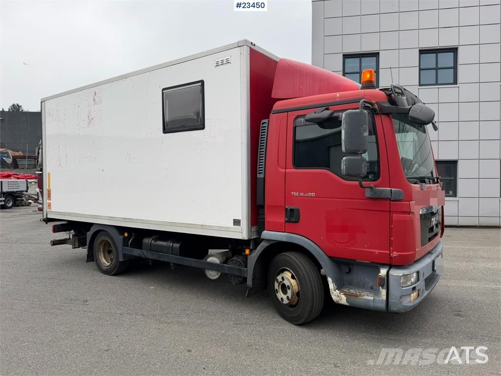 MAN TGL 8.220 4x2 box truck with a 2-ton lift Camiones con caja de remolque