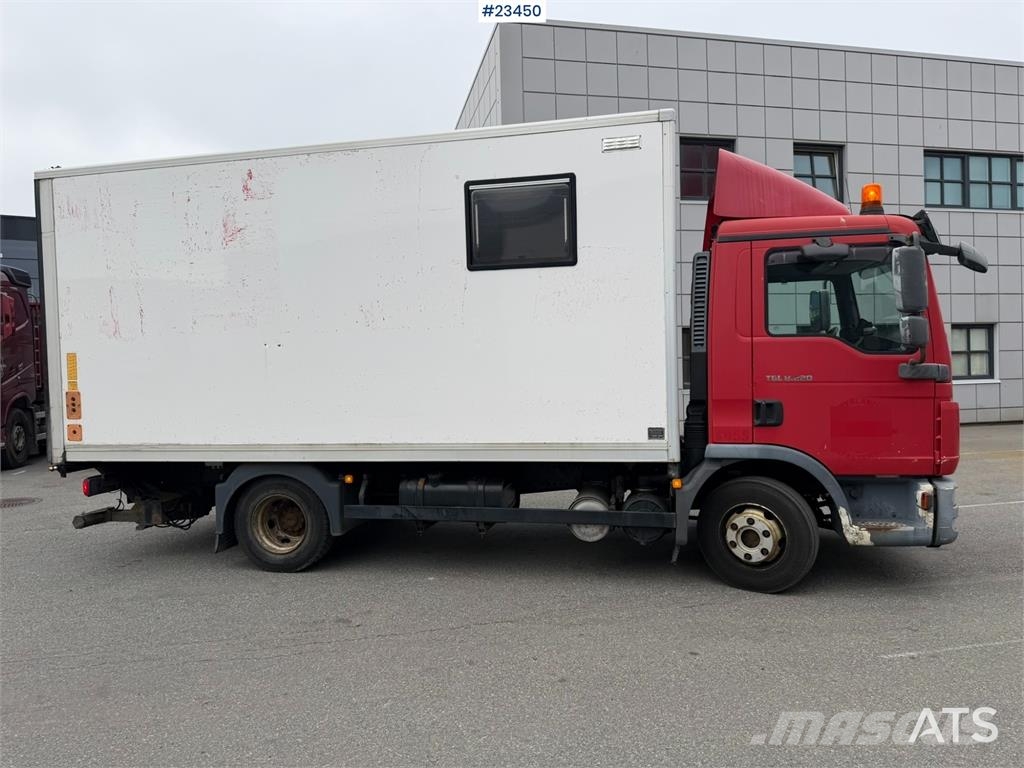 MAN TGL 8.220 4x2 box truck with a 2-ton lift Camiones con caja de remolque