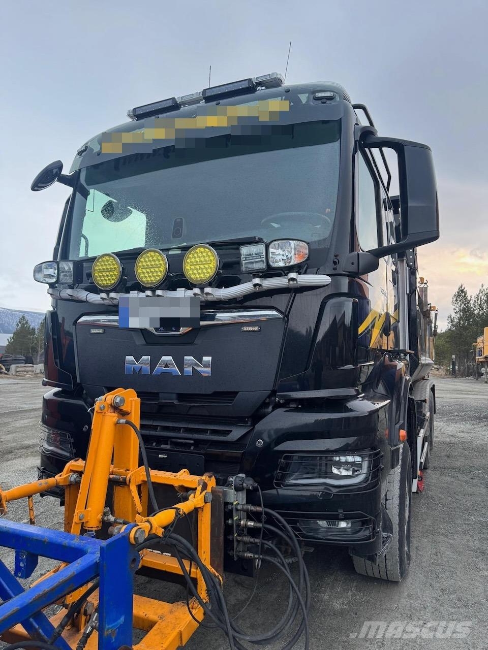 MAN TGS 28.510 4x4+2 snow plow tipper truck – underbod Самосвал