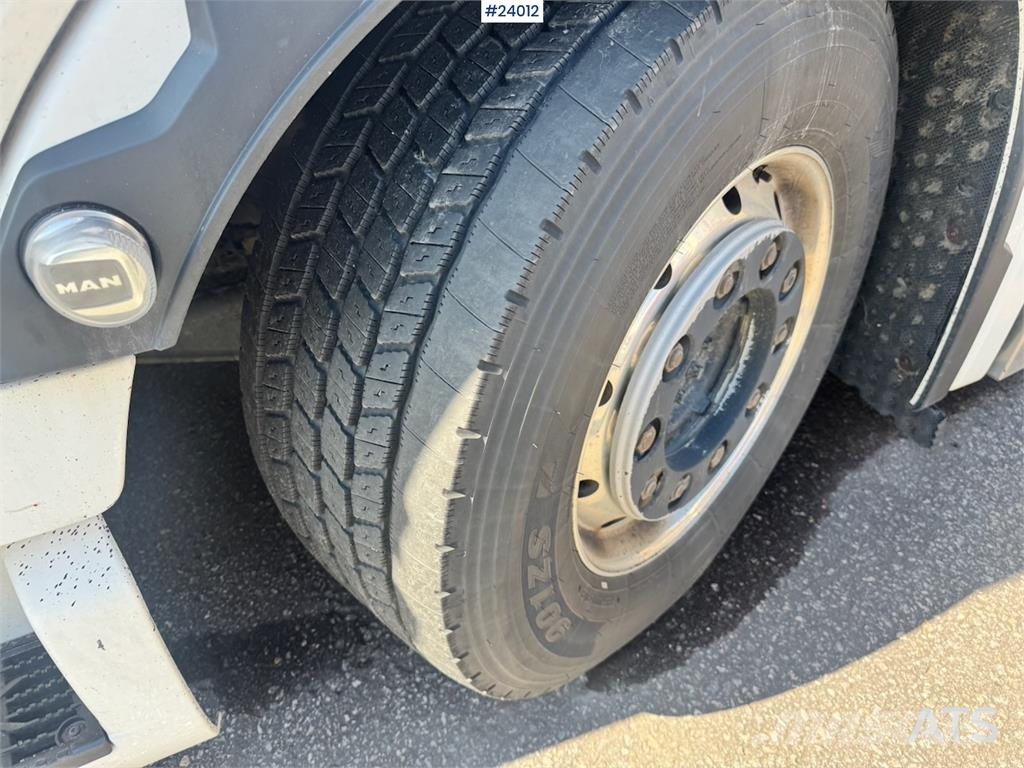 MAN TGX 26.510 6x2 Box Truck with Full Side Opening Camiones con caja de remolque