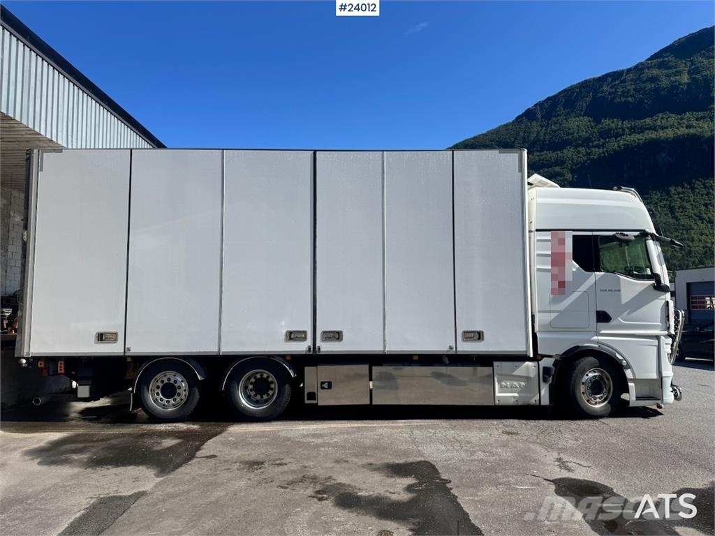 MAN TGX 26.510 6x2 Box Truck with Full Side Opening Camiones con caja de remolque