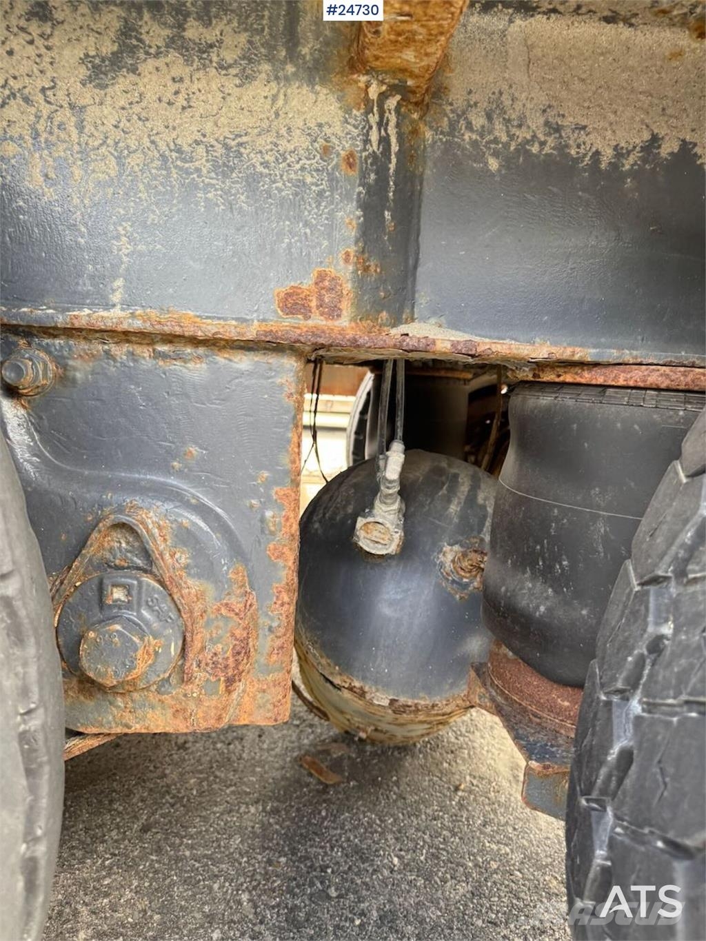 Maur Triple-axle trailer – Requires repairs Alte remorci