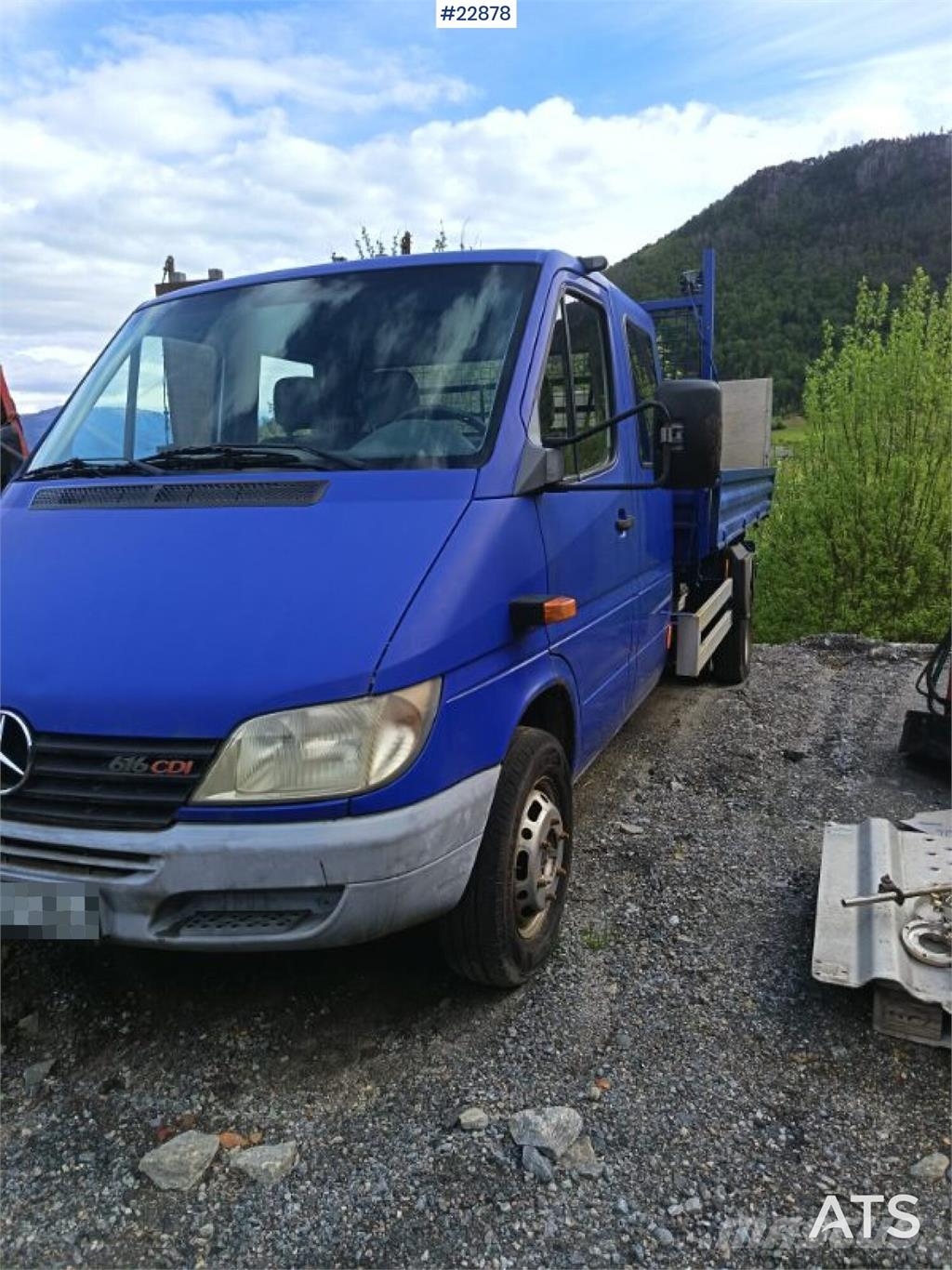 Mercedes-Benz 616 CDI 5-seater flatbed truck as a repair object  平板栏板货车