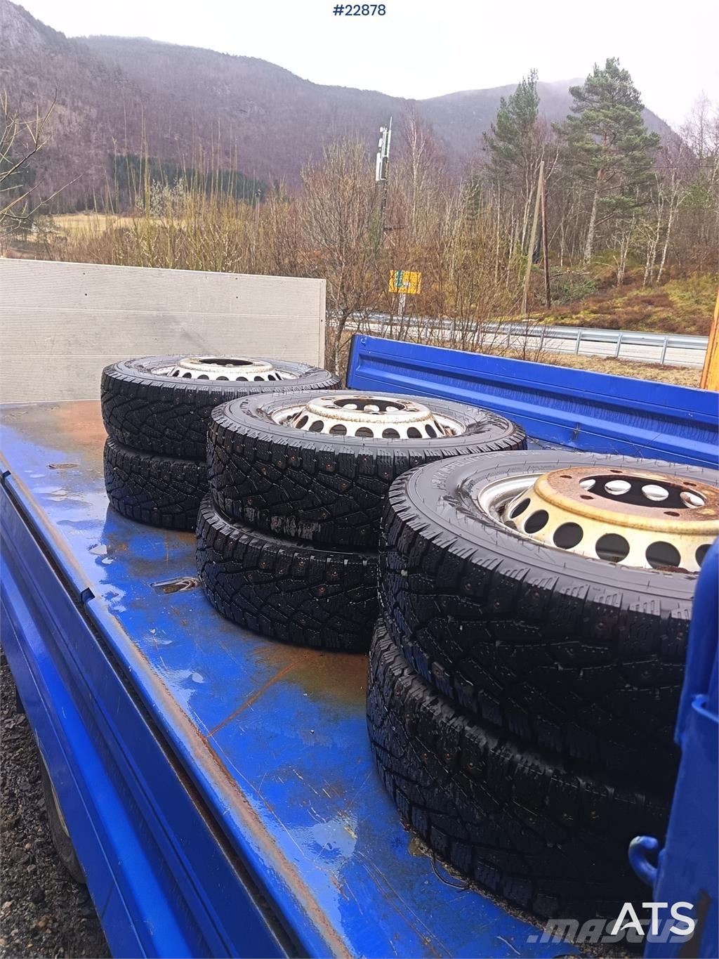 Mercedes-Benz 616 CDI 5-seater flatbed truck as a repair object  平板栏板货车