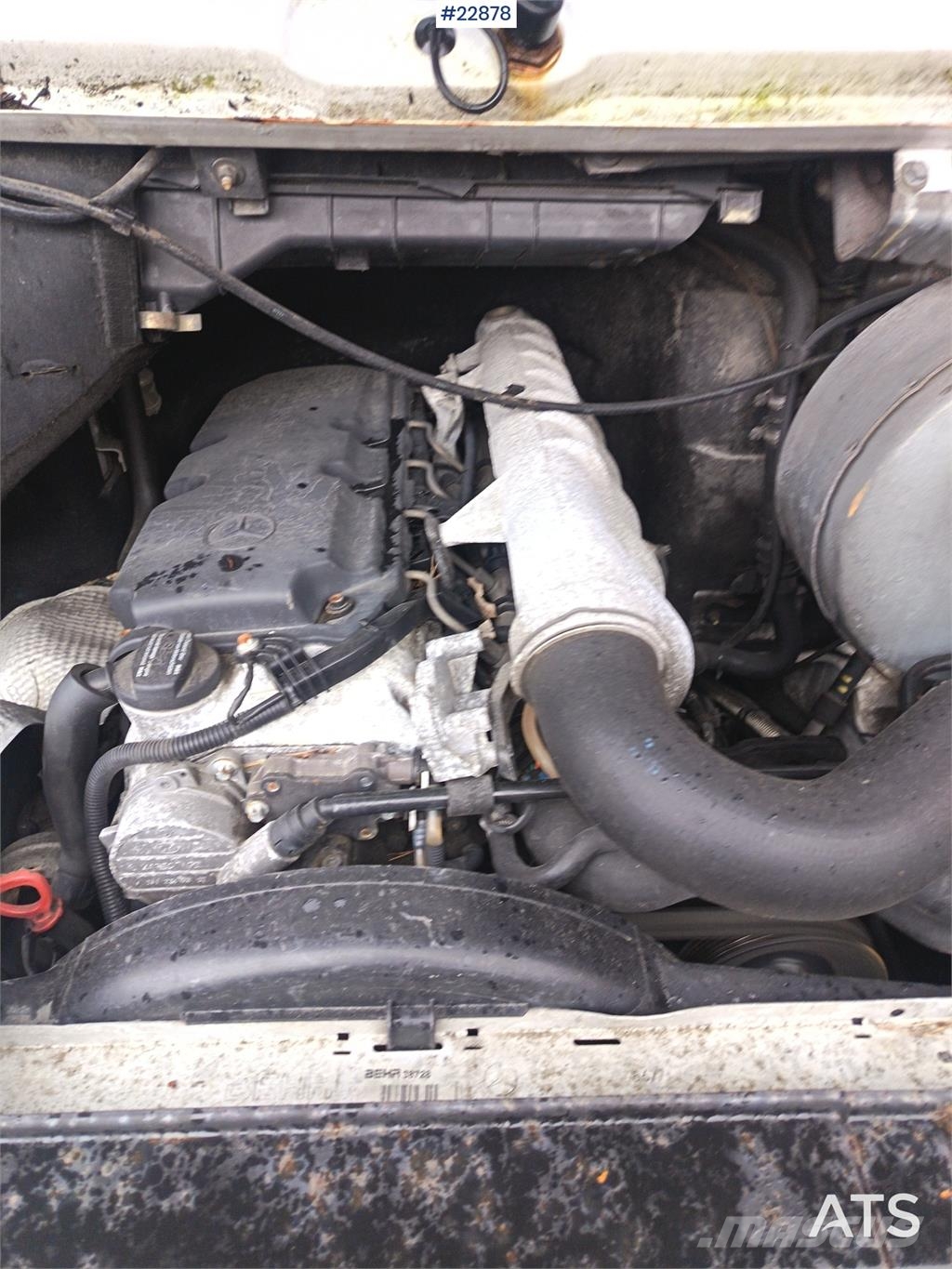 Mercedes-Benz 616 CDI 5-seater flatbed truck as a repair object  平板栏板货车