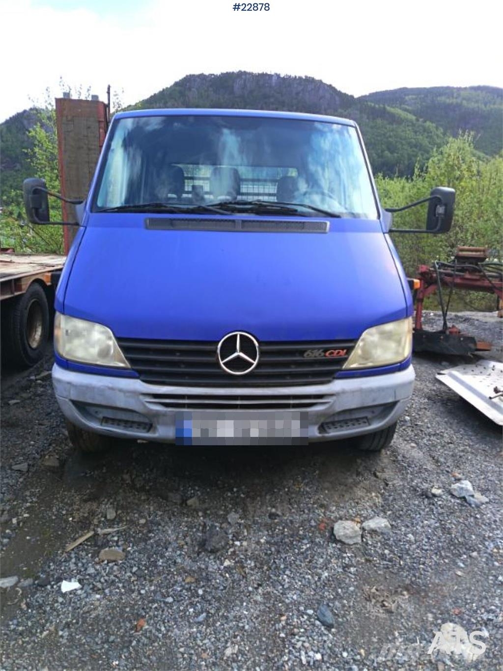 Mercedes-Benz 616 CDI 5-seater flatbed truck as a repair object  平板栏板货车