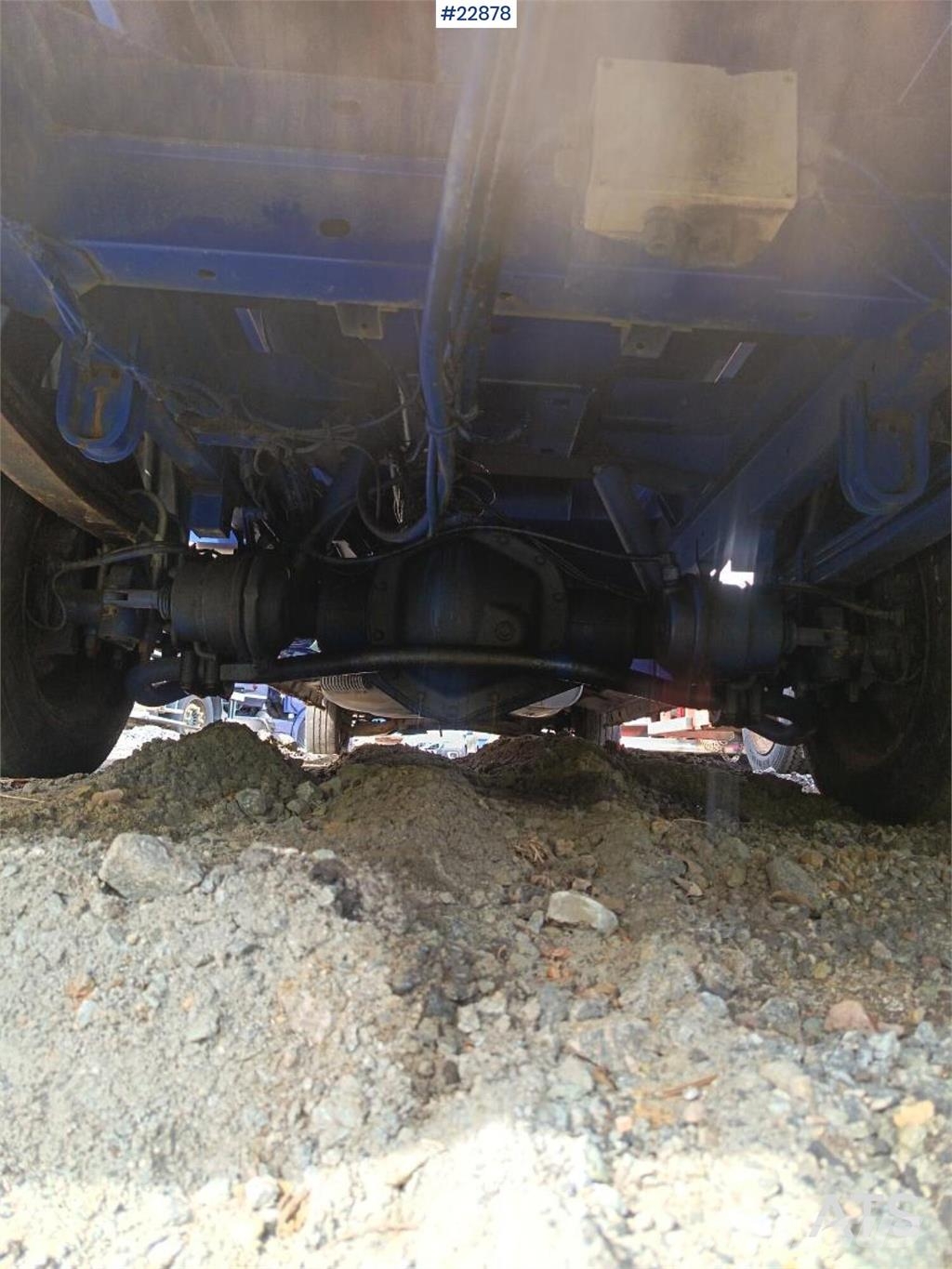 Mercedes-Benz 616 CDI 5-seater flatbed truck as a repair object  平板栏板货车