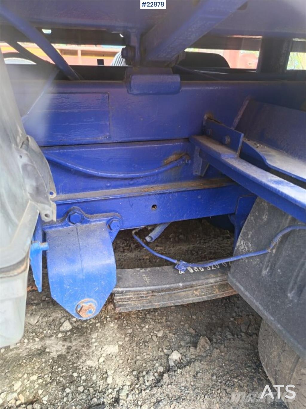 Mercedes-Benz 616 CDI 5-seater flatbed truck as a repair object  平板栏板货车