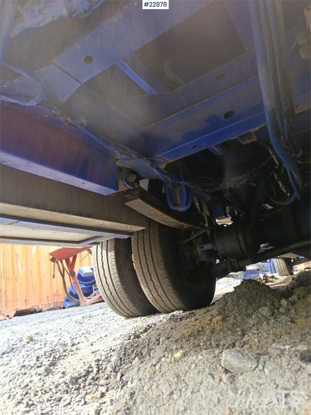 Mercedes-Benz 616 CDI 5-seater flatbed truck as a repair object  平板栏板货车