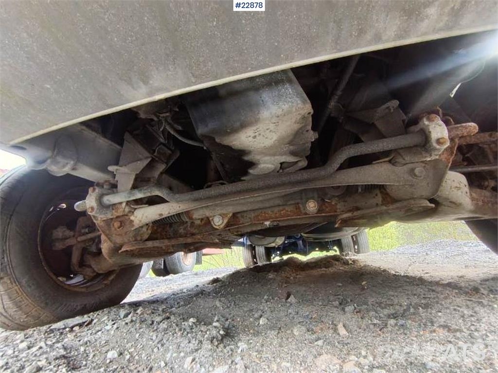 Mercedes-Benz 616 CDI 5-seater flatbed truck as a repair object  平板栏板货车