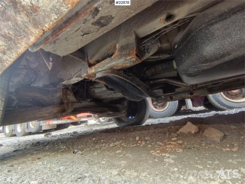 Mercedes-Benz 616 CDI 5-seater flatbed truck as a repair object  平板栏板货车