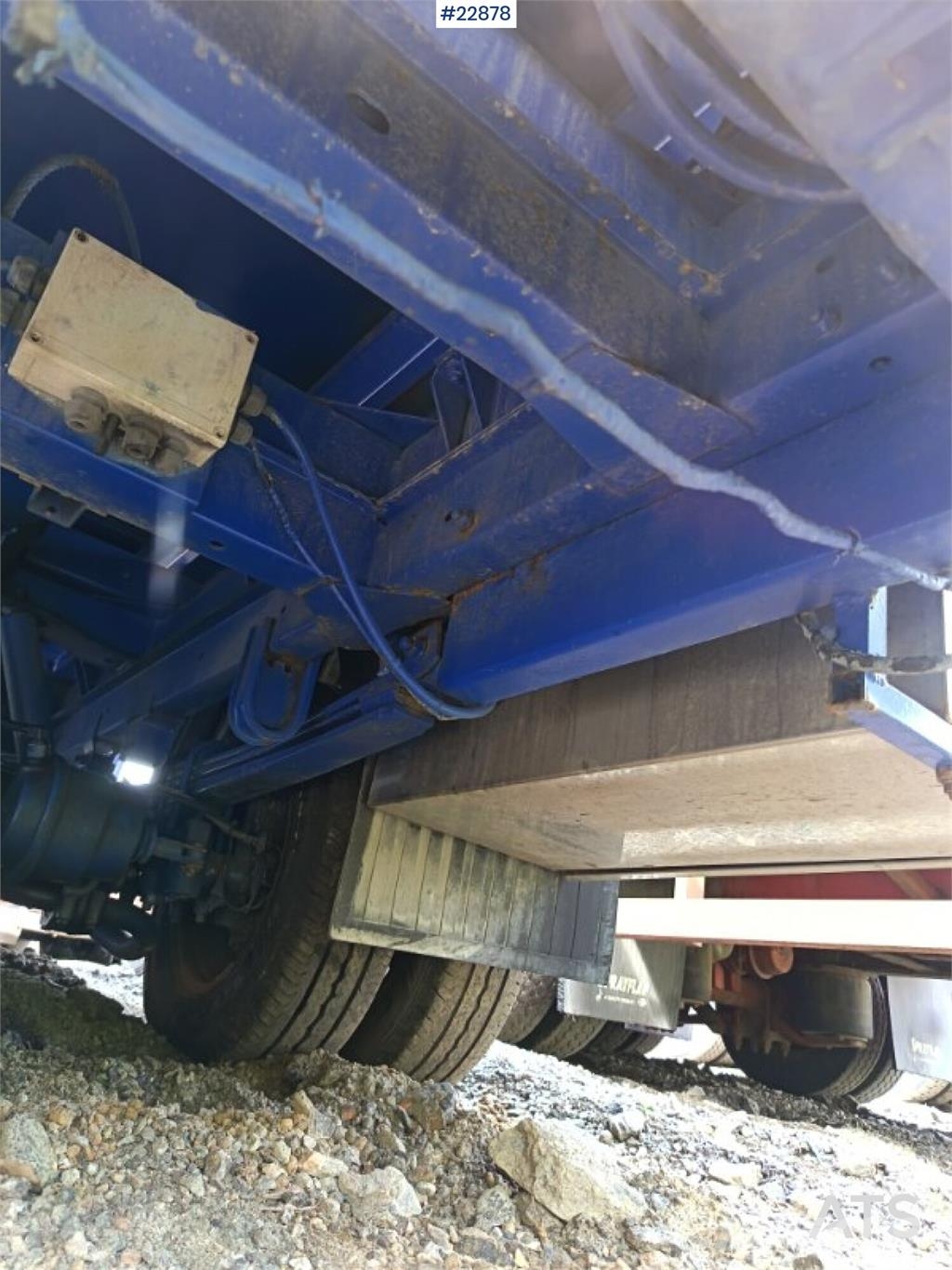 Mercedes-Benz 616 CDI 5-seater flatbed truck as a repair object  平板栏板货车