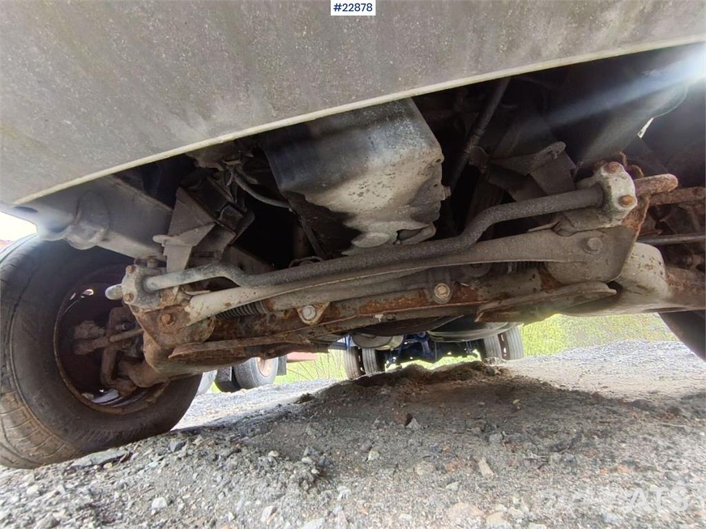 Mercedes-Benz 616 CDI 5-seater flatbed truck as a repair object  平板栏板货车
