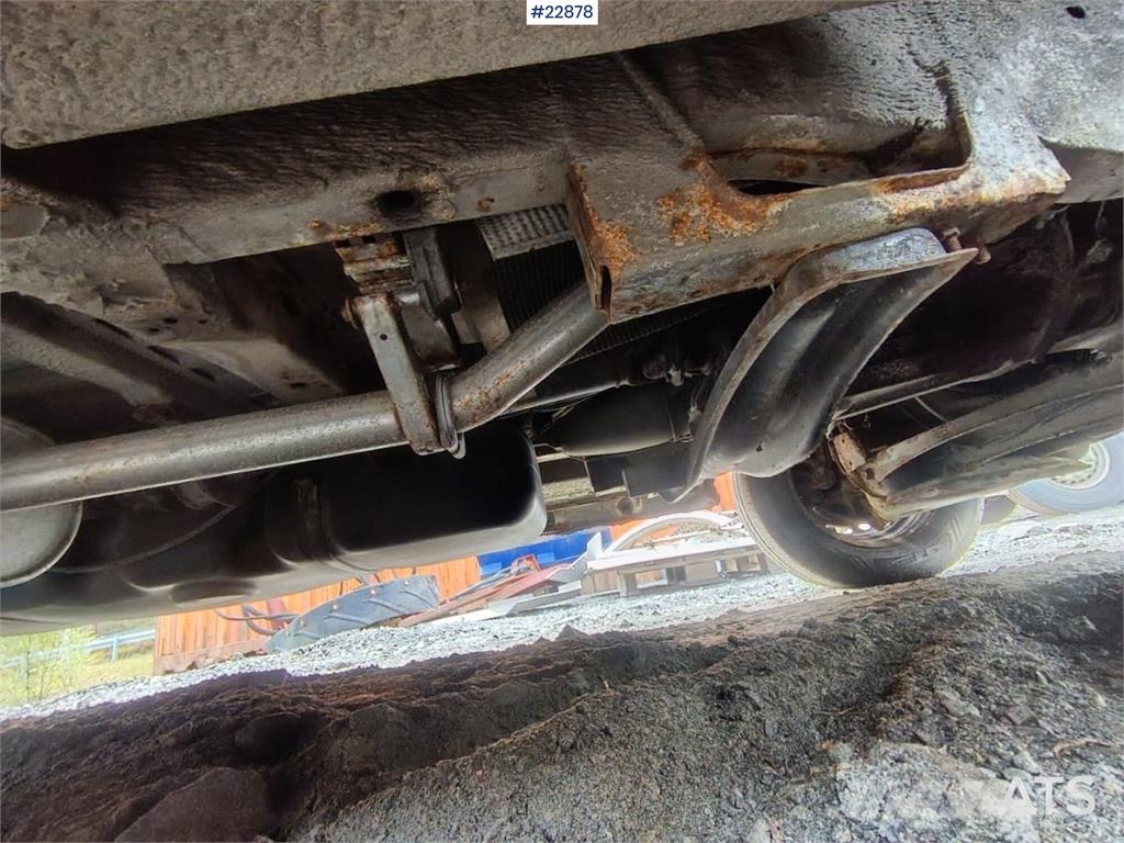 Mercedes-Benz 616 CDI 5-seater flatbed truck as a repair object  平板栏板货车